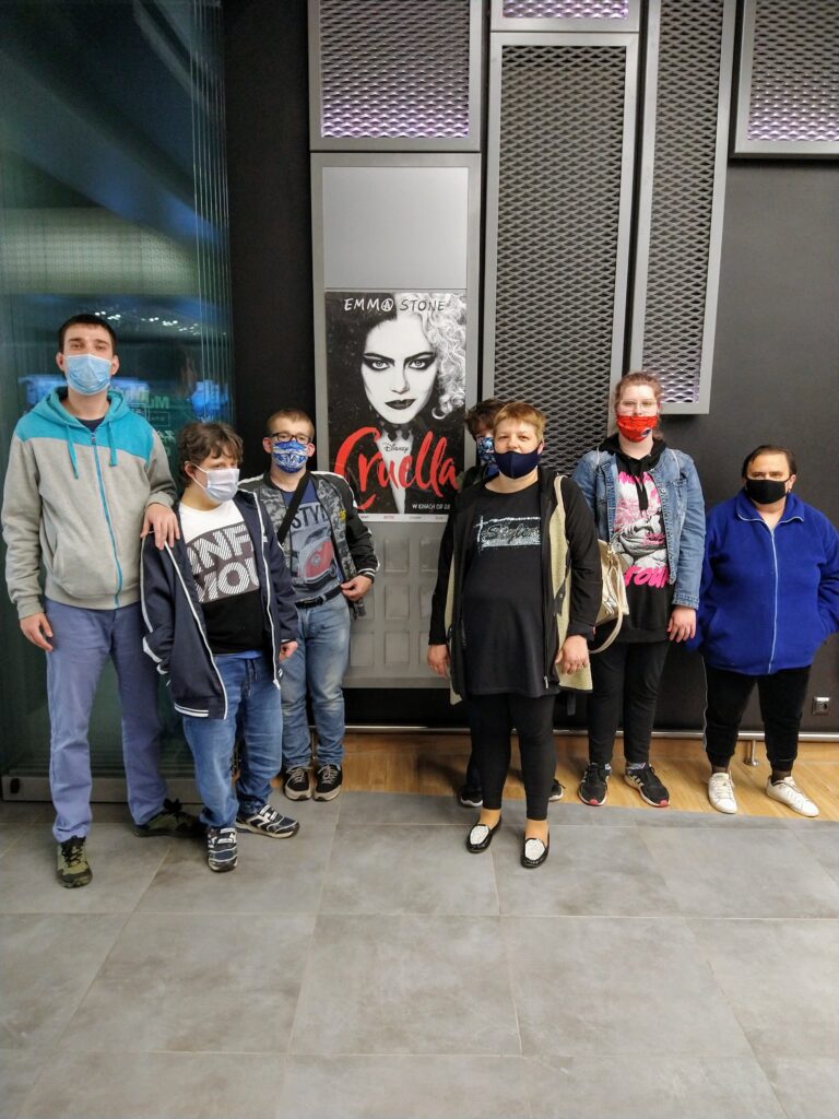 Ponownie przed wielkim ekranem